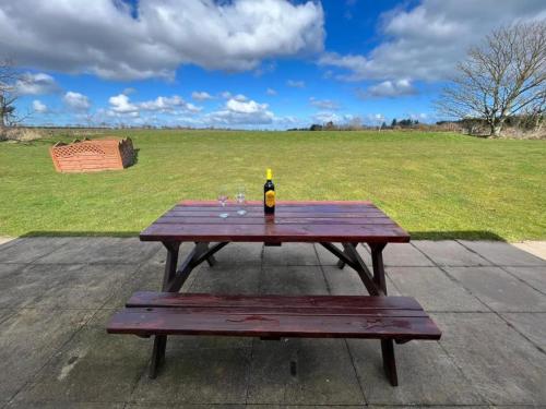 Spacious 5BR Home in Downtown Historic District (Berryhill East Steading - 3 bedroom 2 bathroom self-catering - sleeps 6 - Private off-road parking -) in Peterhead