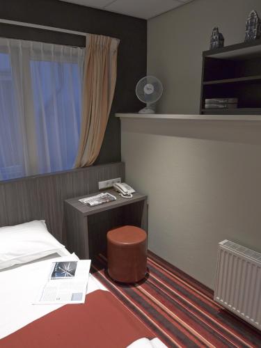 Small Single Room image 3