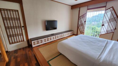 Guestroom, Japanese Style Villa at Dago Bandung 4BR Soo Maison near Mountain View Golf Course Bandung
