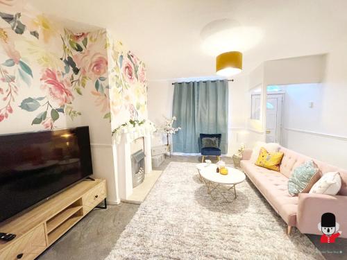 KozyGuru / 2 BR 4Bed / Blossom Garden / Next to Big Retail Park and Train station / Worsley Manchester / 16 mins to City Centre / UMWO187 photo 1
