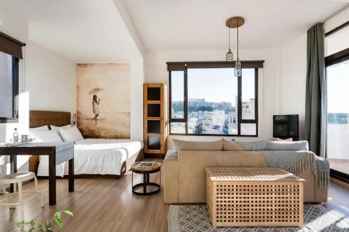 Explore Nightlife Near an Apartment With an Acropolis View, Atény