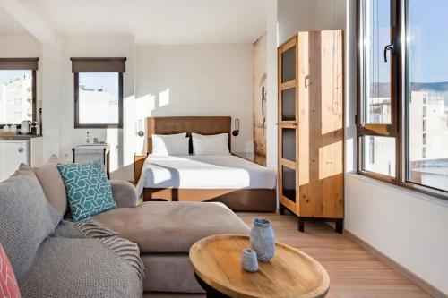 Explore Nightlife Near an Apartment With an Acropolis View, Atény (fotografie 2)