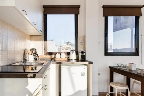 Explore Nightlife Near an Apartment With an Acropolis View, Atény (fotografie 3)