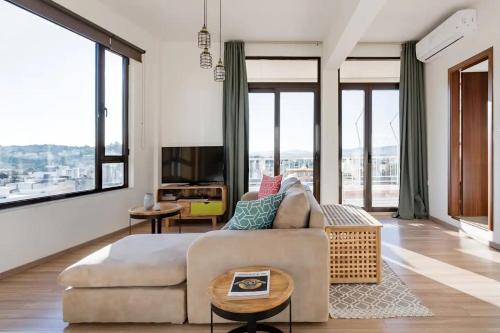 Explore Nightlife Near an Apartment With an Acropolis View, Atény (fotografie 4)
