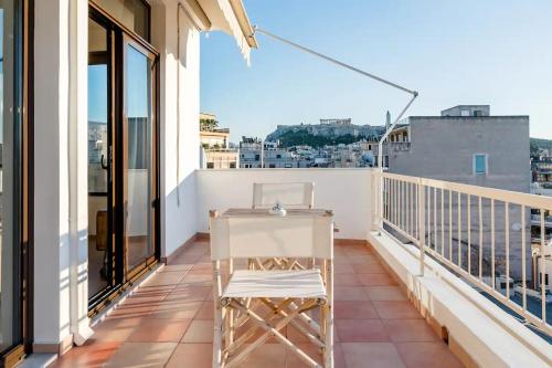 Explore Nightlife Near an Apartment With an Acropolis View, Atény (fotografie 5)