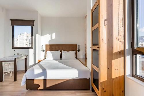 Explore Nightlife Near an Apartment With an Acropolis View, Atény (fotografie 6)