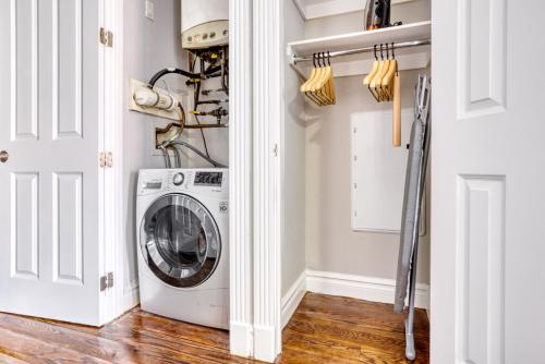 Luxe E Village 2BR w WD nr TJ NYC-855, New York (Foto 10)