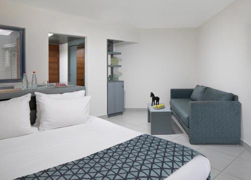 1 queen bed, 1 sofa bed