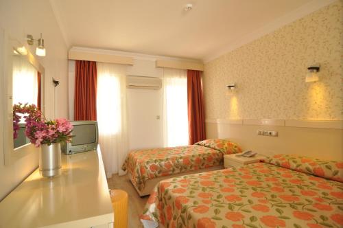1 double bed, 1 twin bed