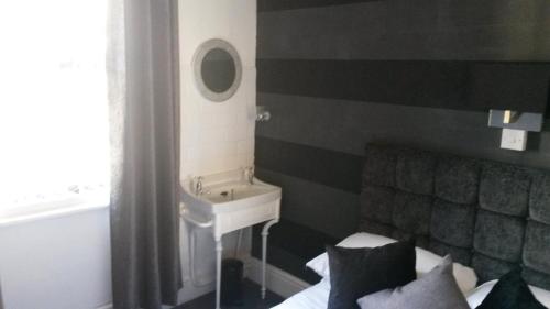 The Derby Hotel - image 2