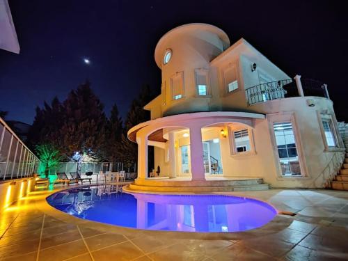 Beautiful Villa With Swimming Pool & Garden
