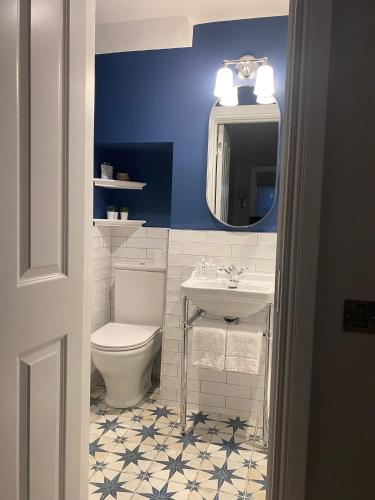 Small Double Room image 4
