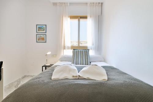 C9 Roomy Luminous 5 Bedroom in Town