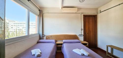 Twin Room image 4