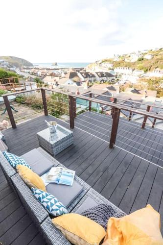 Beach Lovers Paradise in Portreath - With Sea Views & Log Burner just 100m from beach