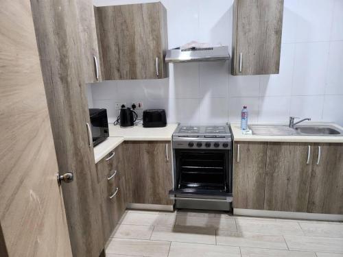 廚房, Spacious Luxury 3Bed Hse in Tema - Netflix Wi-fi in 特馬