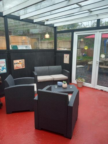 ระเบียง/ชานเรือน, Matty's Pub - Apartment's in แคร์ลอว์