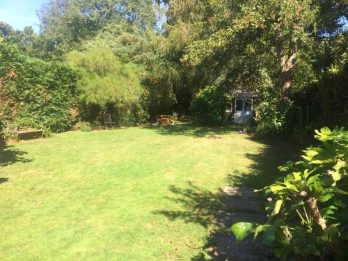 Guildford Home - Free Parkings, River, Waterfall View & Woodland Garden, Guildford, Surrey, UK