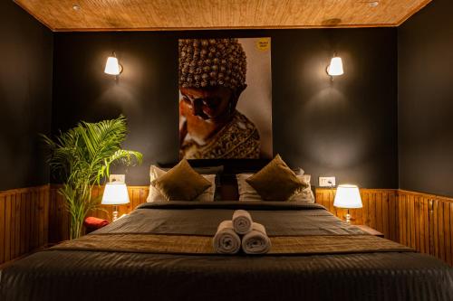Blissful Stay 2-min drive from MG Market - image 3