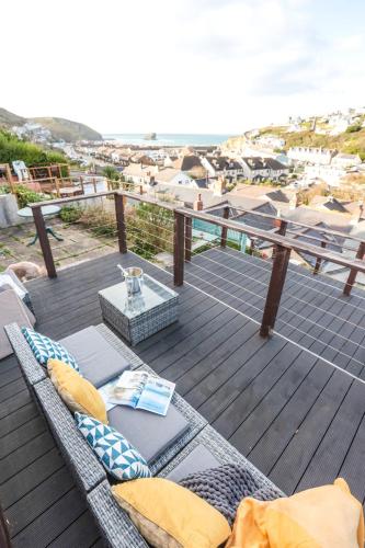 Beach Lovers Paradise in Portreath - With Sea Views & Log Burner just 100m from beach