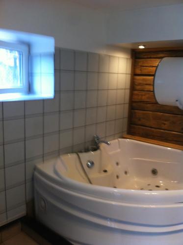 Pezsgőfürdő, Miera osta atpūtai Skultē Garāža (Miera osta atputai Skulte Garaza) in Skulte