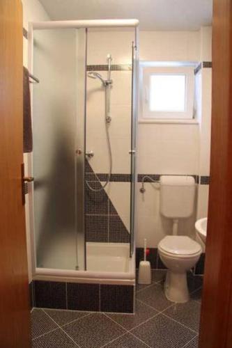 ห้องน้ำ, Apartment in Rogoznica with sea view, balcony, air conditioning, WiFi 5148-4 in โรกอสนิก้า