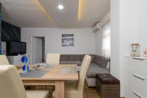 Apartment in Okrug Gornji with sea view, terrace, air conditioning, WiFi 5134-1, Trogir (photo 3)