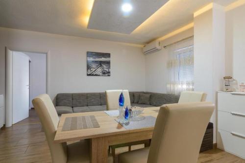 Apartment in Okrug Gornji with sea view, terrace, air conditioning, WiFi 5134-1, Trogir (photo 8)