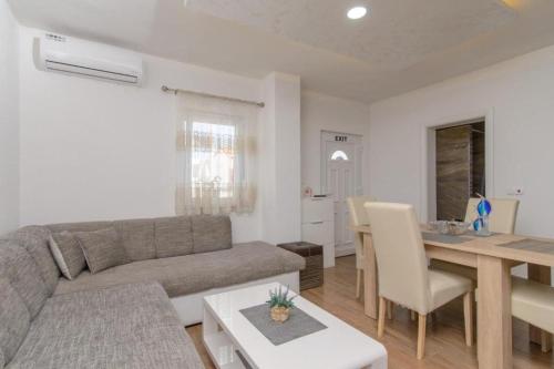 Apartment in Okrug Gornji with sea view, terrace, air conditioning, WiFi 5134-1, Trogir (photo 10)