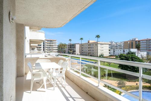 Apartment with Pool View