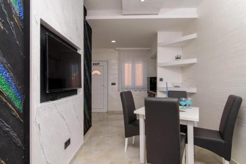 Apartment in Okrug Gornji with sea view, balcony, air conditioning, WiFi 5134-5, Trogir (Foto 9)