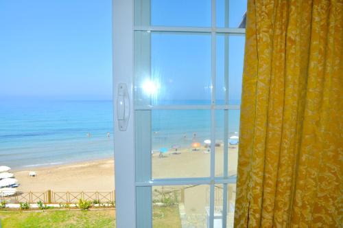 Beachfront 2-bed luxury Apartment - Agios Gordios, Corfu, Greece