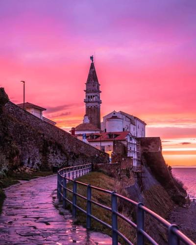 Freedom house in พิราน