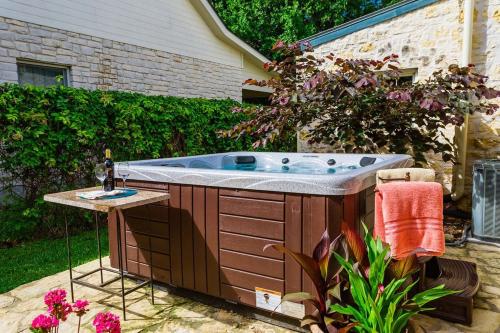 Luxury and Location 1 Block to Main St with Hot tub and Firepit - main image