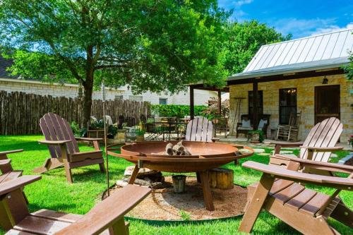 Luxury and Location 1 Block to Main St with Hot tub and Firepit - image 5