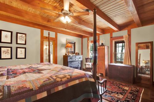 Luxury and Location 1 Block to Main St with Hot tub and Firepit - image 7