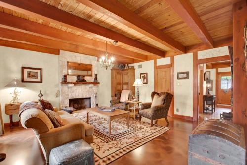 Luxury and Location 1 Block to Main St with Hot tub and Firepit - image 9