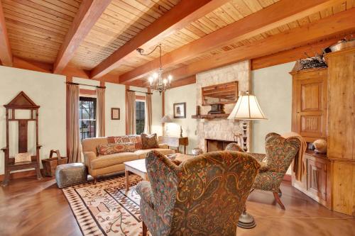 Luxury and Location 1 Block to Main St with Hot tub and Firepit - image 10