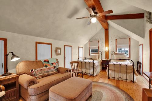 Luxury and Location 1 Block to Main St with Hot tub and Firepit - image 13