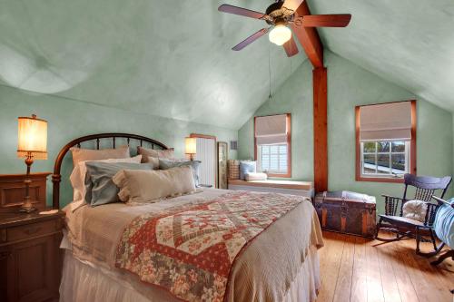 Luxury and Location 1 Block to Main St with Hot tub and Firepit - image 14