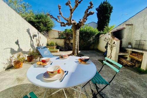 La Maison des Sauges - Village house with garden 500m from the beach