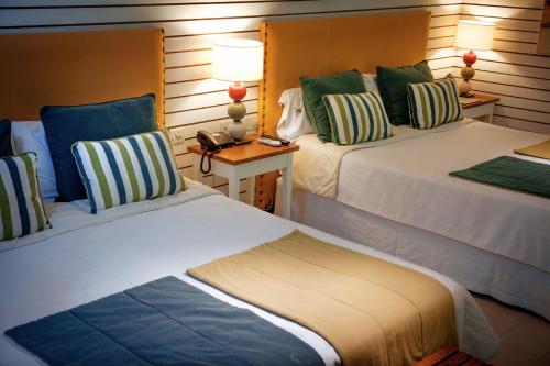 2 queen beds