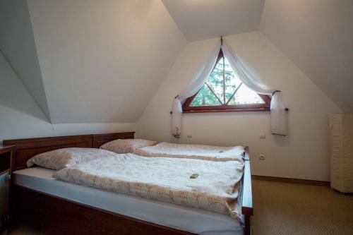 1 queen bed, 2 twin beds, 1 sofa bed