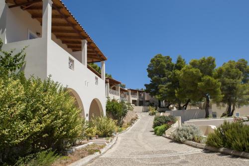 Alonissos Beach Bungalows And Suites Hotel - image 8