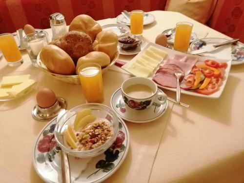 อาหารและเครื่องดื่ม, Gastehaus Holaus in มายร์โฮเฟน