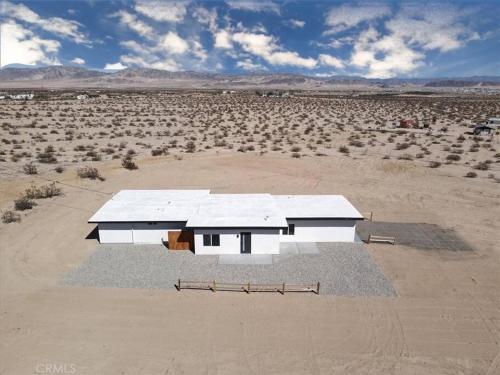 Star gazers modern home on 5 acres of land!