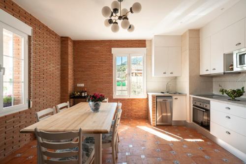 keuken, Escapada invernal, chimenea y barbacoa en Villa la Gaviota junto a Ruta del Gollizno en Olivares in Moclin