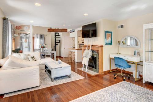 Beautiful Portsmouth Cottage By the Sea w/ Jacuzzi in Portsmouth (RI)