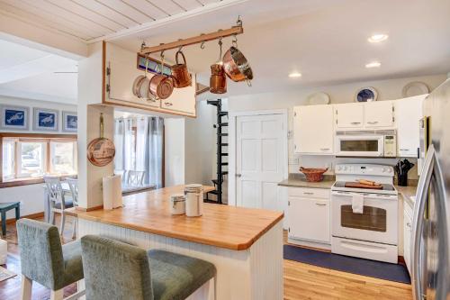 Beautiful Common Fence Point Cottage By Beach in Portsmouth, USA