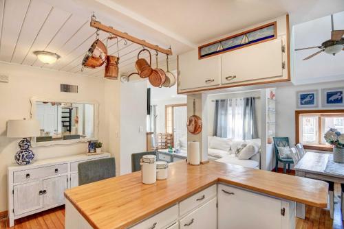 Beautiful Portsmouth Cottage By the Sea w/ Jacuzzi in Portsmouth (RI)